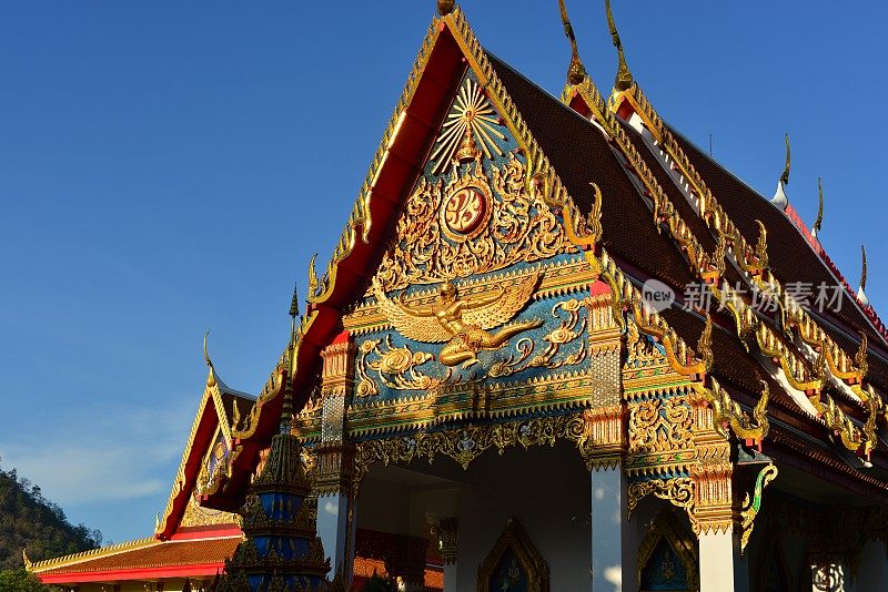 泰国普吉岛市的Wat Mongkol Nimit temple。